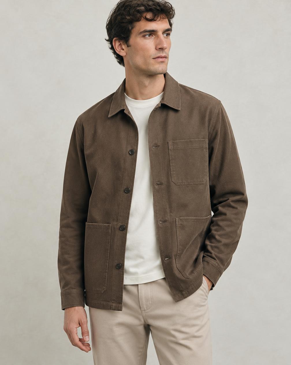 Homme portant une surchemise brune sur un t-shirt clair