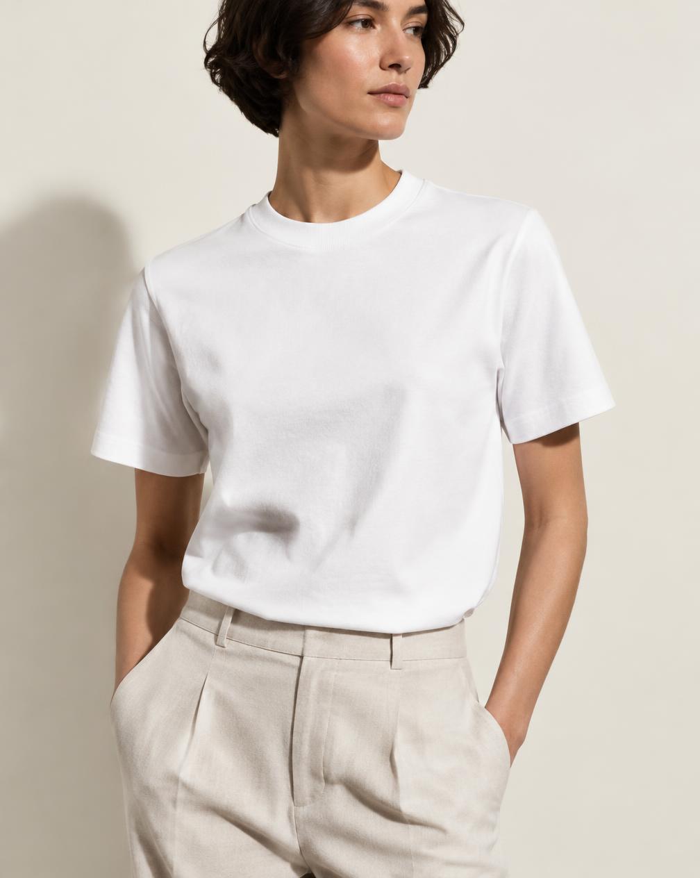 Femme portant un t-shirt premium blanc